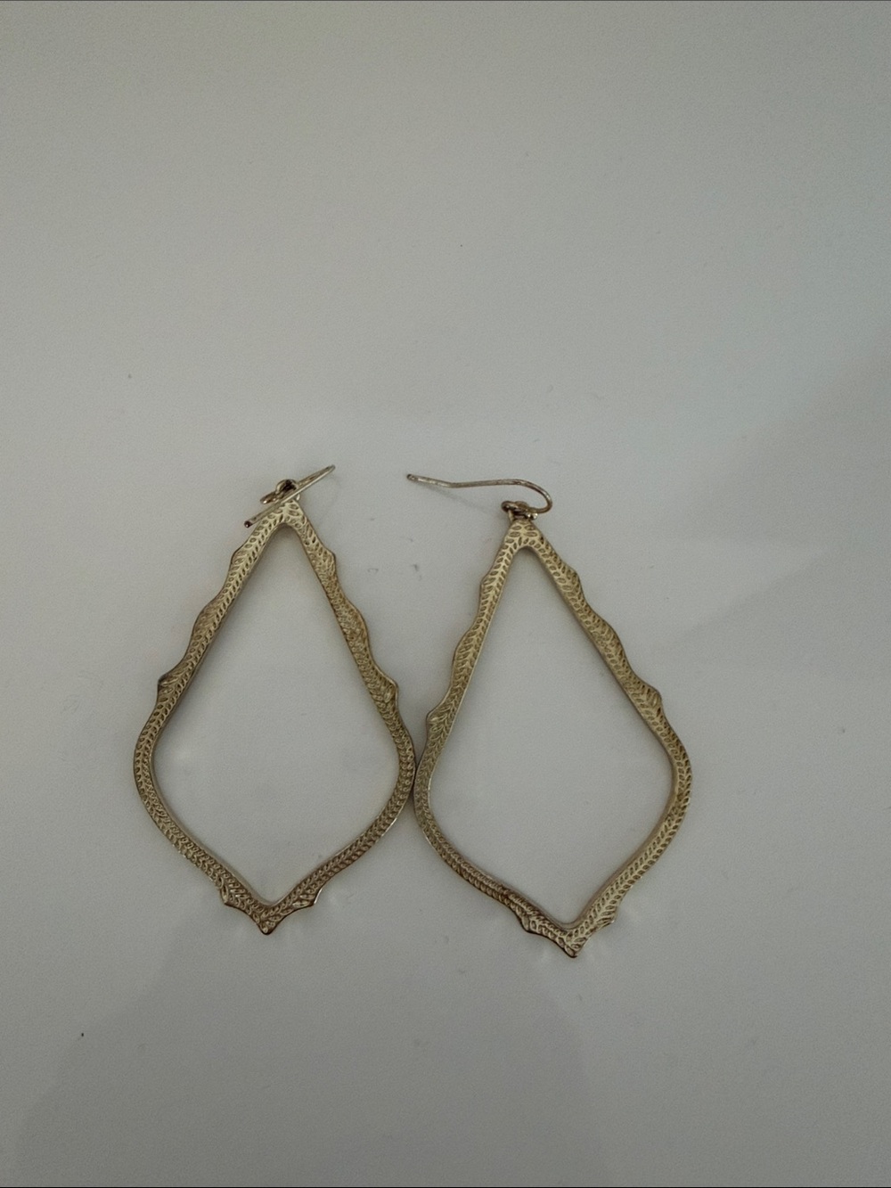 Kendra Scott Sophee Drop Earrings in Gold